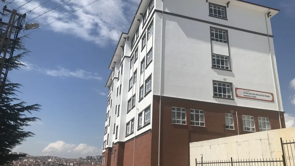 Aydınlıkevler Ticaret Mesleki Ve Teknik Anadolu Lisesi fotoğrafı