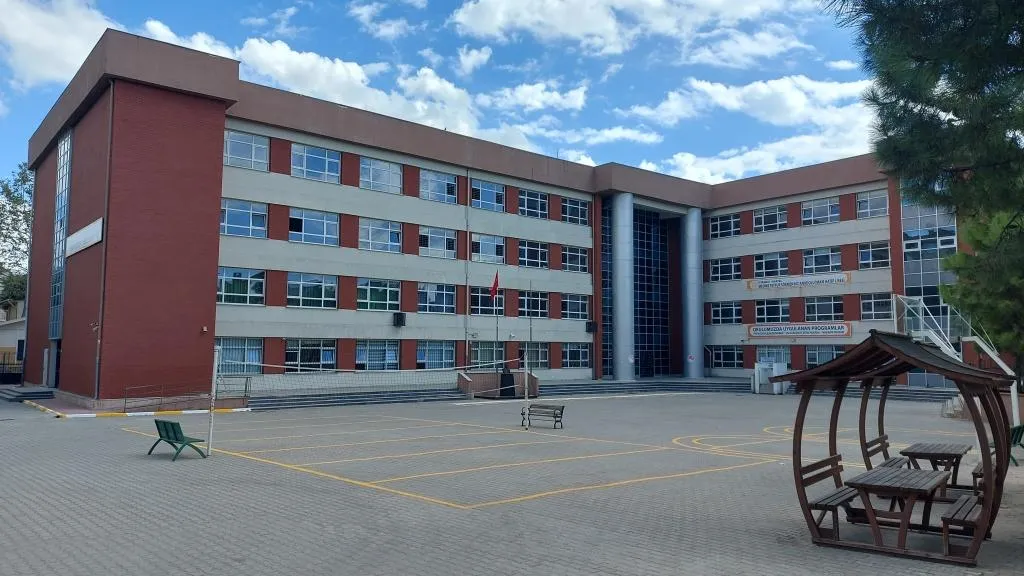 Medine Tayfur Sökmen Kız Anadolu İmam Hatip Lisesi