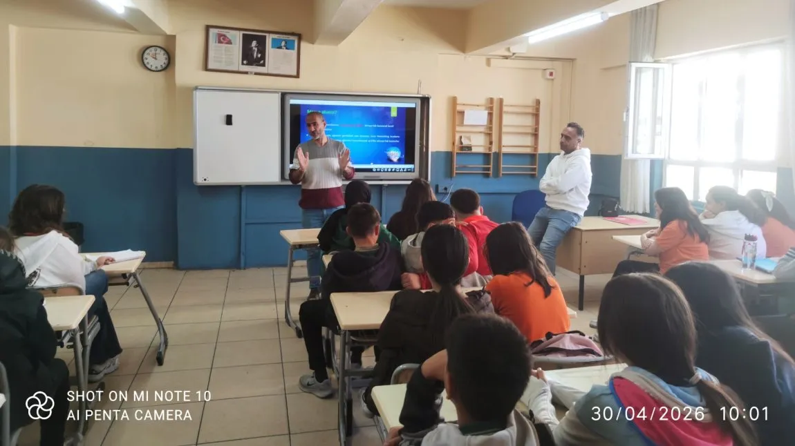 Konak Gültepe Nenehatun Mesleki Ve Teknik Anadolu Lisesi fotoğrafı