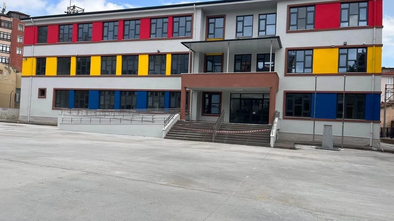 Azmimilli Ortaokulu fotoğrafı