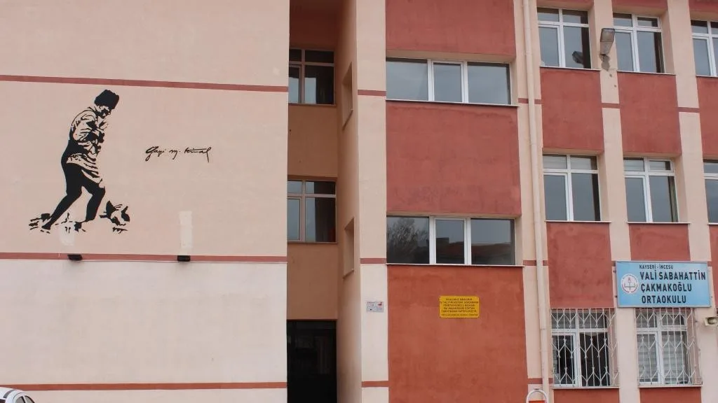 Vali Sabahattin Çakmakoğlu Ortaokulu