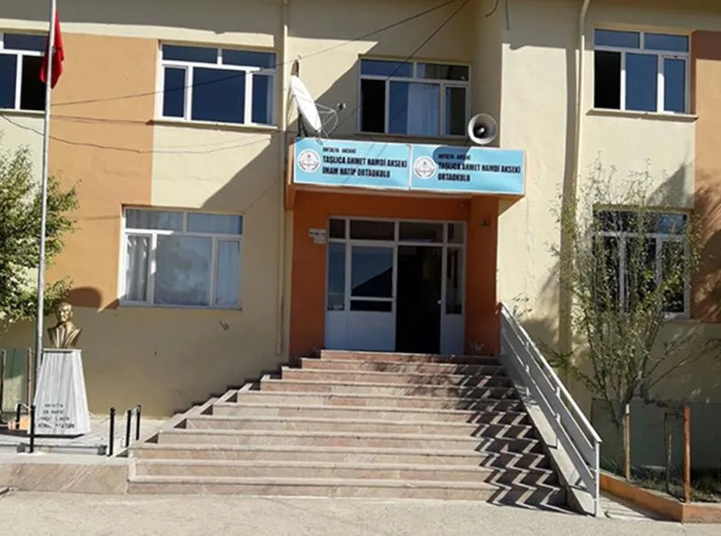 Taşlıca Ahmet Hamdi Akseki Ortaokulu