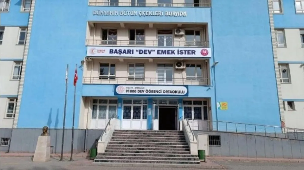 91.000 Dev Öğrenci Ortaokulu fotoğrafı