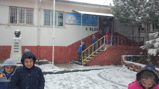 Yeşilhisar Yunus Emre Ortaokulu fotoğrafı