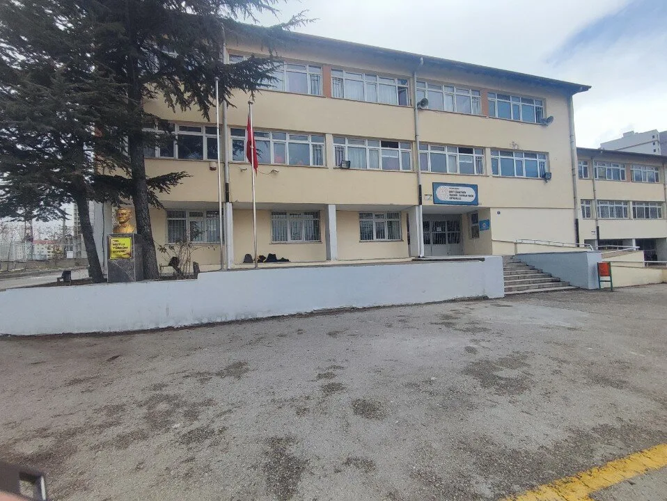 Şht.Öğrtm. Yasemin-Bayram Tekin Ortaokulu fotoğrafı
