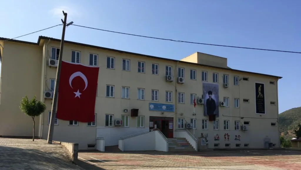 Macar Fahri Özçelik Ortaokulu fotoğrafı