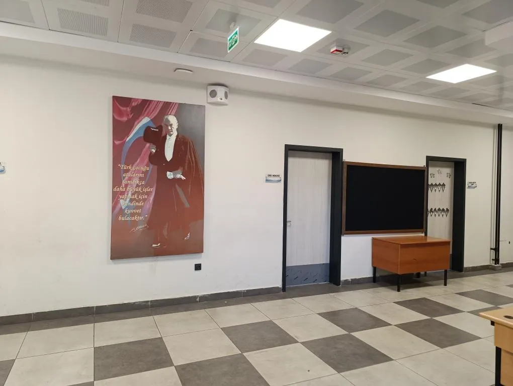Yenifoça Reha Midilli Ortaokulu fotoğrafı