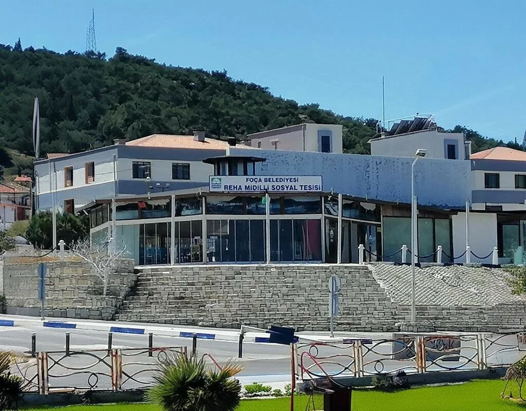 Yenifoça Reha Midilli Ortaokulu fotoğrafı