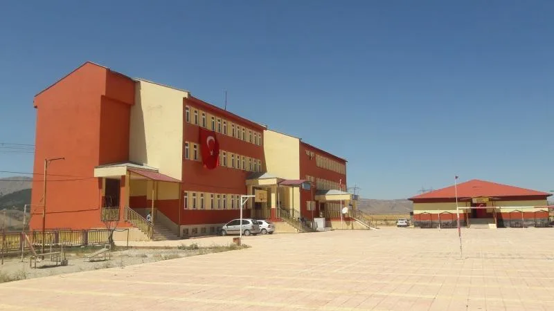 Bozhüyük Şehit Samet Karslı Ortaokulu fotoğrafı