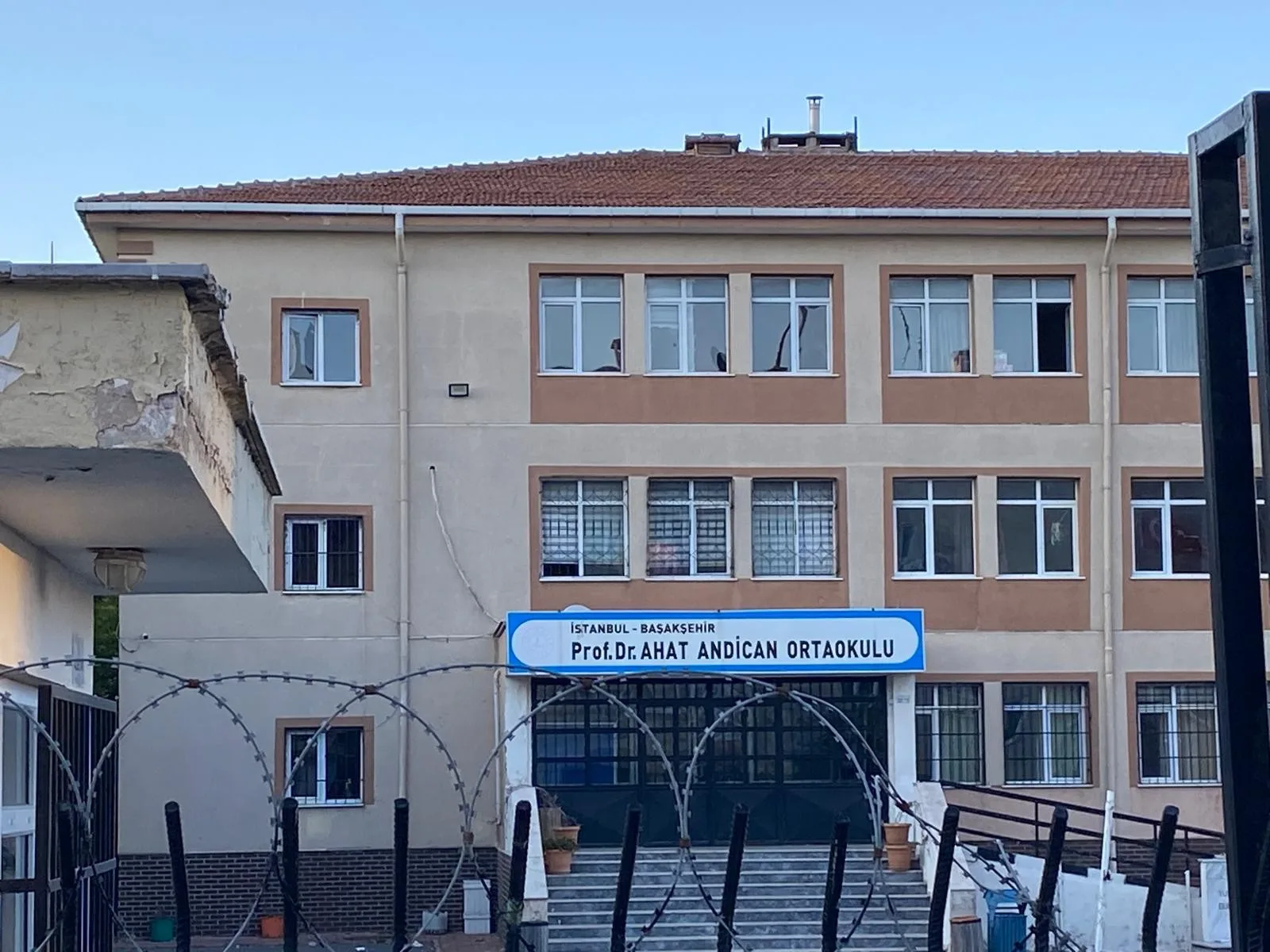 Prof. Dr. Ahat Andıcan Ortaokulu fotoğrafı