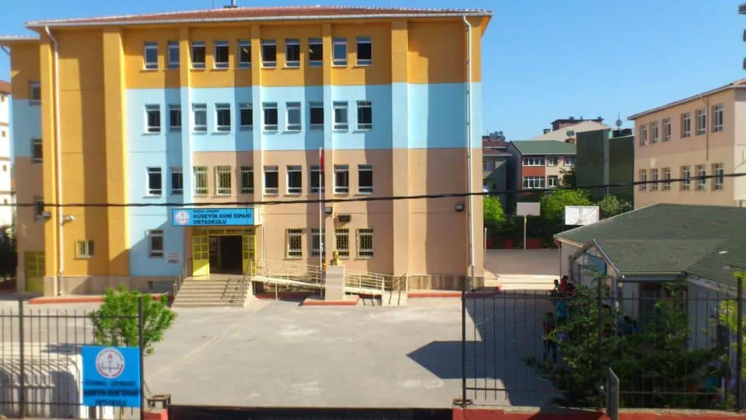 Hüseyin Avni Sipahi Ortaokulu fotoğrafı