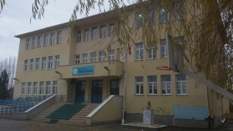 Saracalar İlkokulu