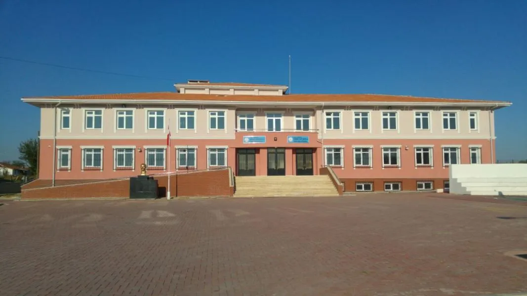 Harmanlı Rauf Şenbaş Ve Yunus Şenuz Ortaokulu fotoğrafı