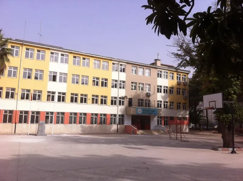 Münifpaşa Ortaokulu fotoğrafı