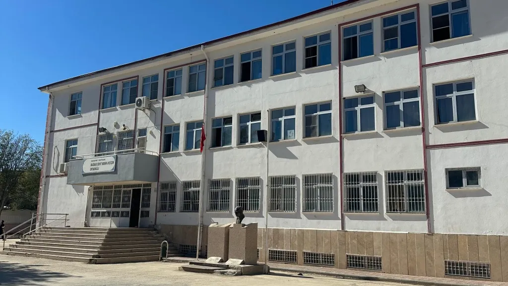 Bağbaşı Şehit Memik Ayçiçek Ortaokulu