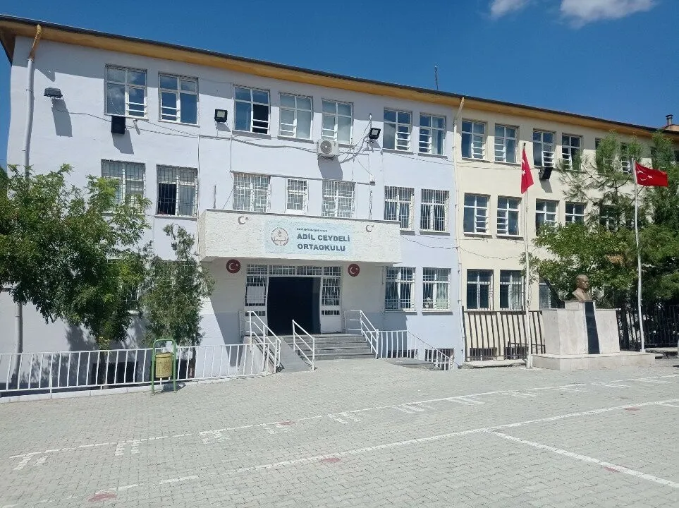 Adil Ceydeli Ortaokulu fotoğrafı
