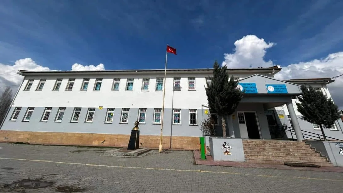 Yukarı Çamurlu Ortaokulu fotoğrafı