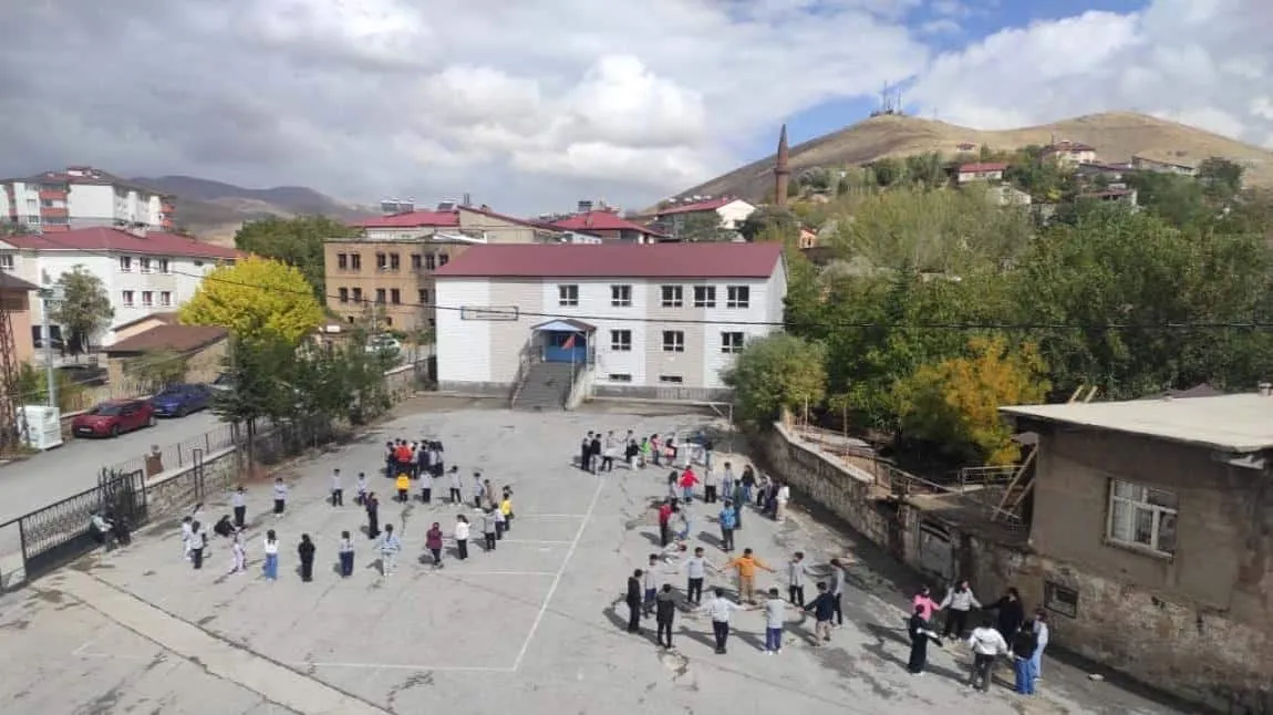 Kurtuluş Özgür Kaya Taşdelen Ortaokulu fotoğrafı