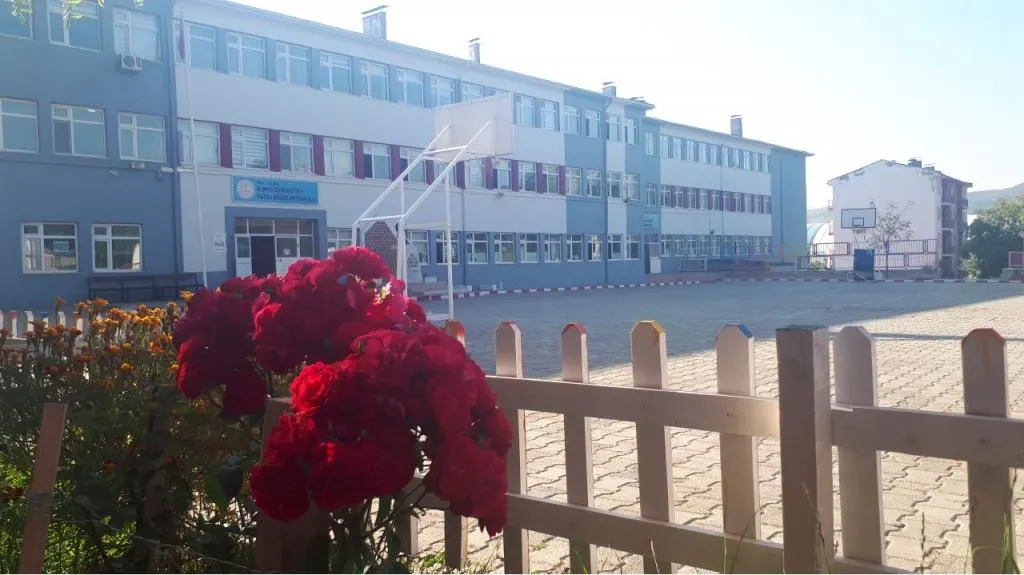 Almus Cumhuriyet Yatılı Bölge Ortaokulu fotoğrafı