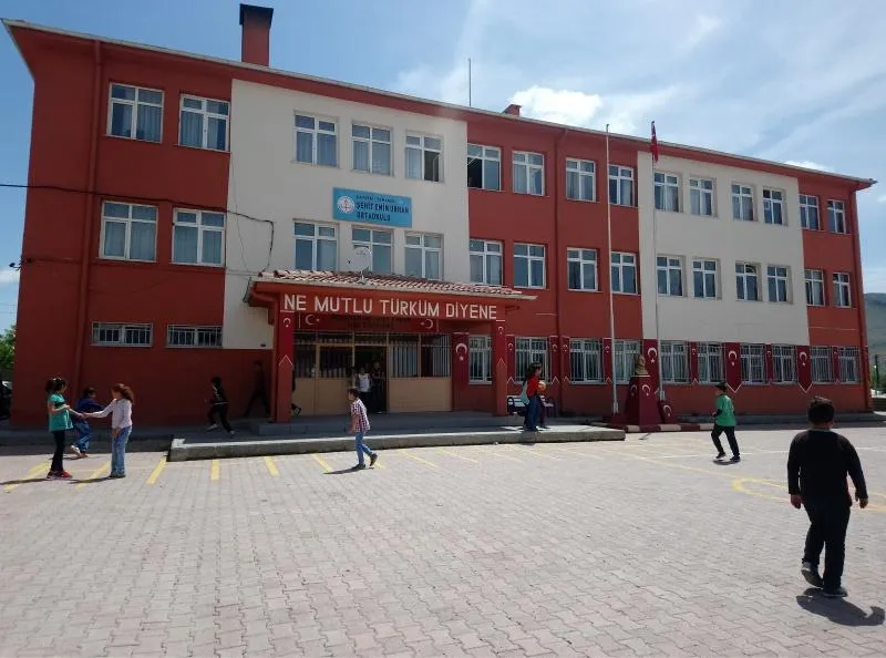 Şehit Emin Urhan Ortaokulu