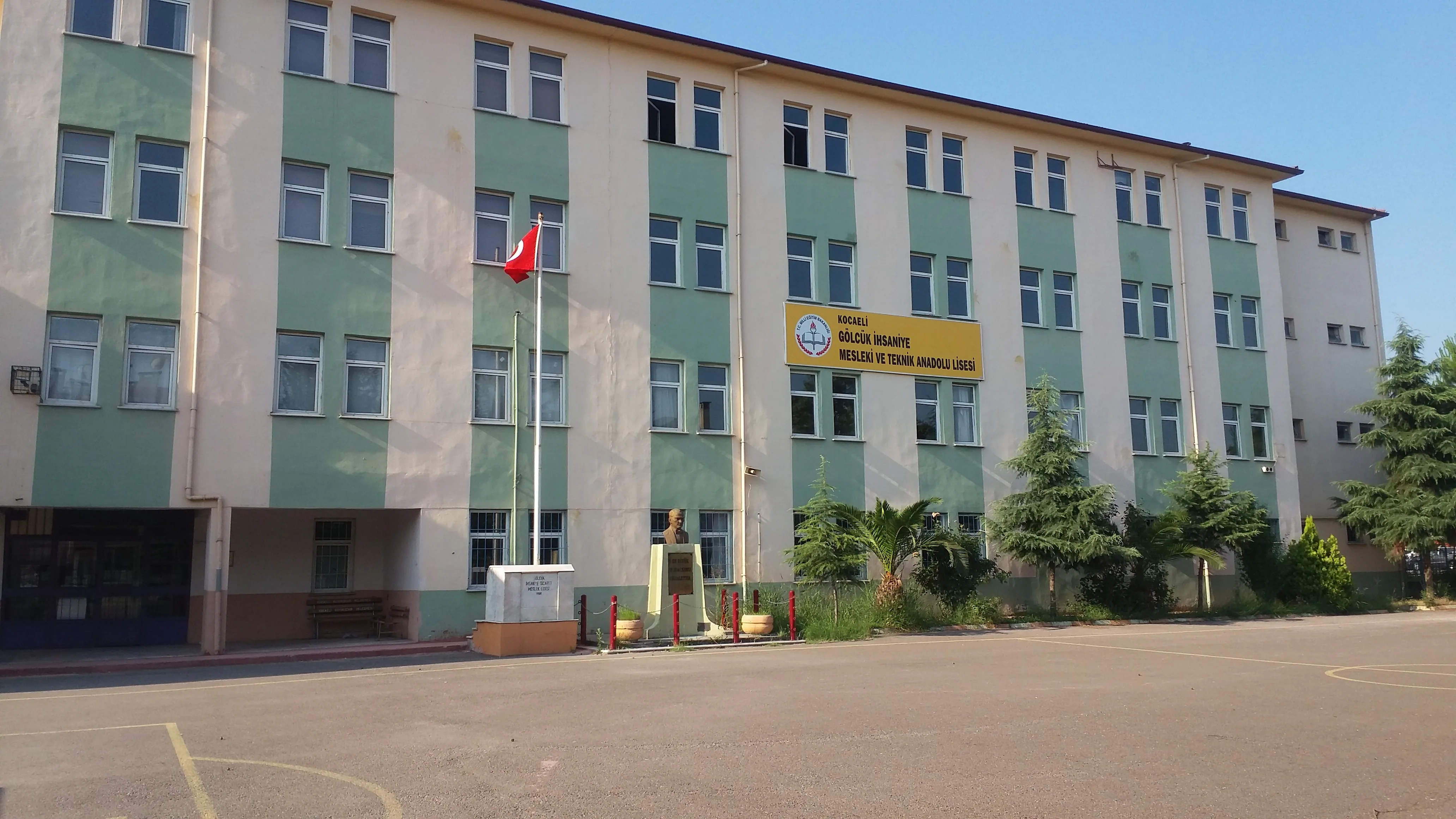 Gölcük İhsaniye Ticaret Mesleki Ve Teknik Anadolu Lisesi fotoğrafı