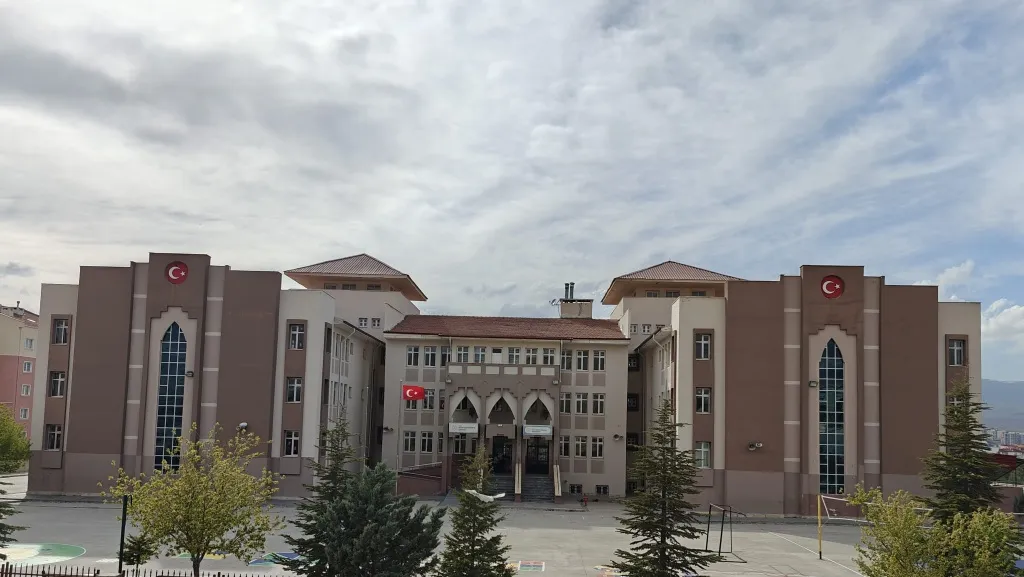 Aliya İzzet Begoviç Ortaokulu