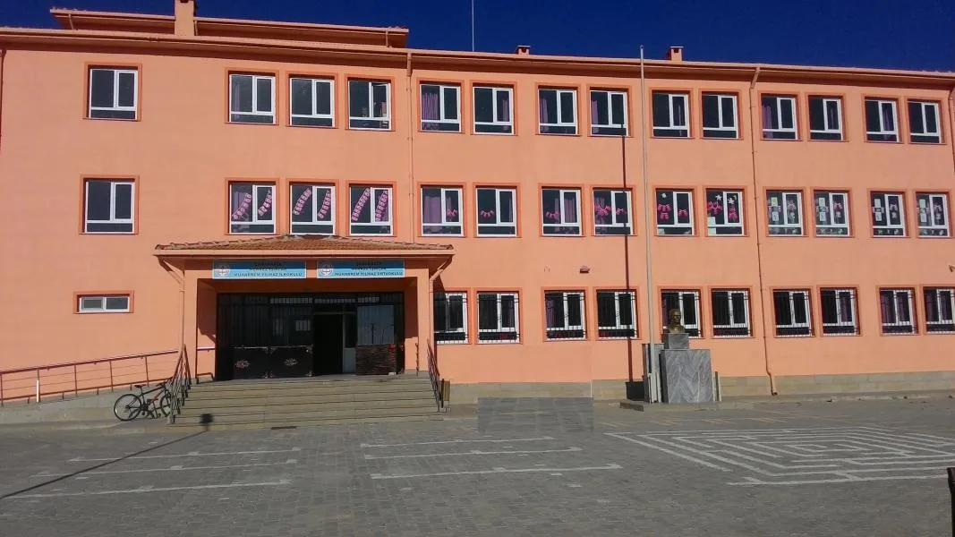 Merkez Işıklar Muharrem Yılmaz Ortaokulu