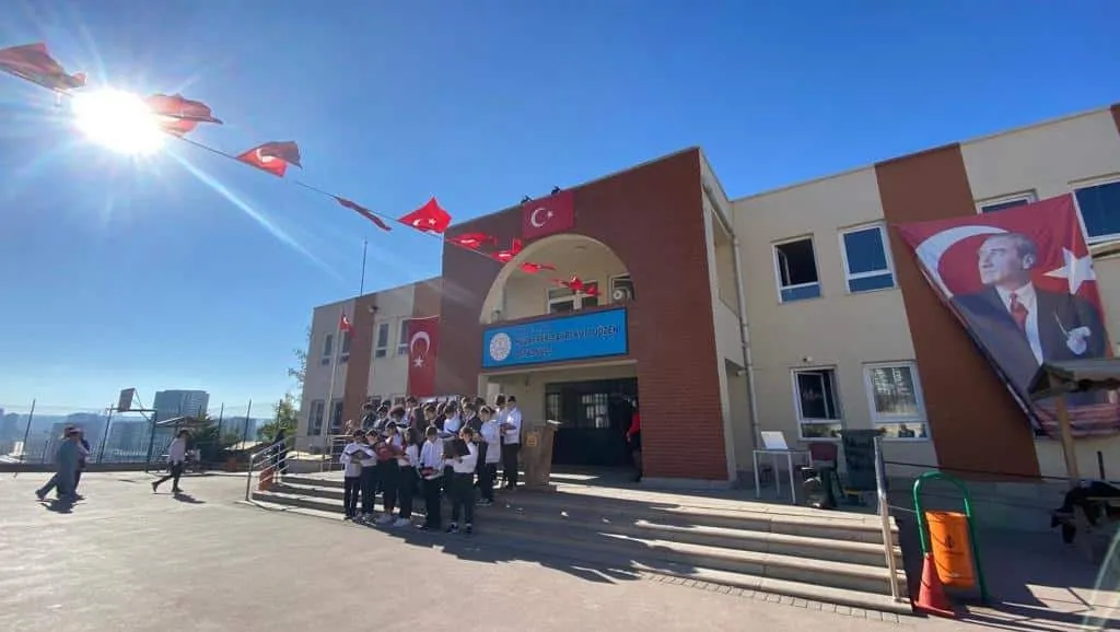 Muzaffer Bahri Kutluözen Ortaokulu fotoğrafı