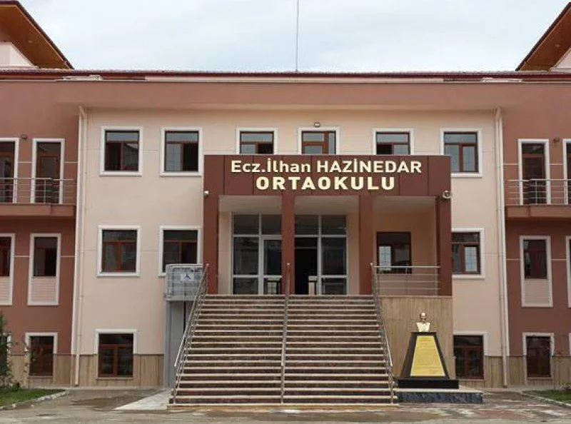 Eczacı İlhan Hazinedar Ortaokulu fotoğrafı