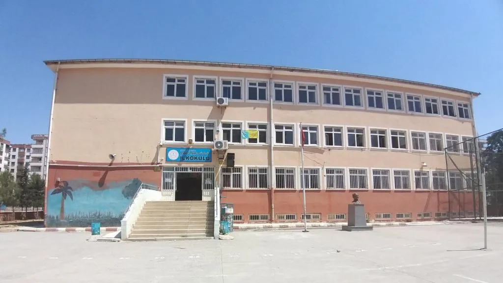 Tenekeci Mahmut Güzelgöz İlkokulu