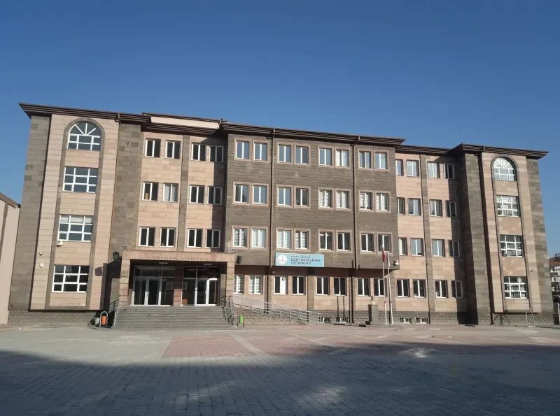 İzzet Öksüzkaya Ortaokulu fotoğrafı